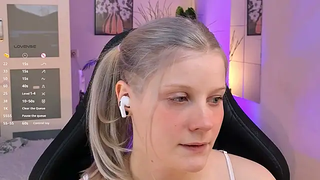 Snapshot of ShineJoan chatting on 11/21/25, 09:46 ShineJoan online show from 11/21/25, 09:46