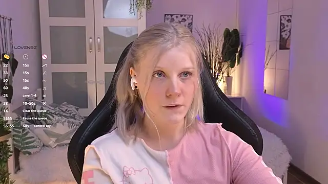 Snapshot of ShineJoan chatting on 11/22/25, 09:14 ShineJoan online show from 11/22/25, 09:14