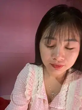 Snapshot of o-one-o chatting on 12/17/25, 10:27 o-one-o online show from 12/17/25, 10:27