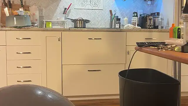 Snapshot of andrenoma427 chatting on 11/25/25, 04:12 andrenoma427 online show from 11/25/25, 04:12