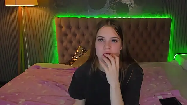 LuisaClover online show from 11/18/25, 02:43