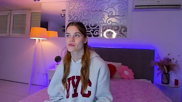 LuisaClover online show from 12/01/25, 01:49