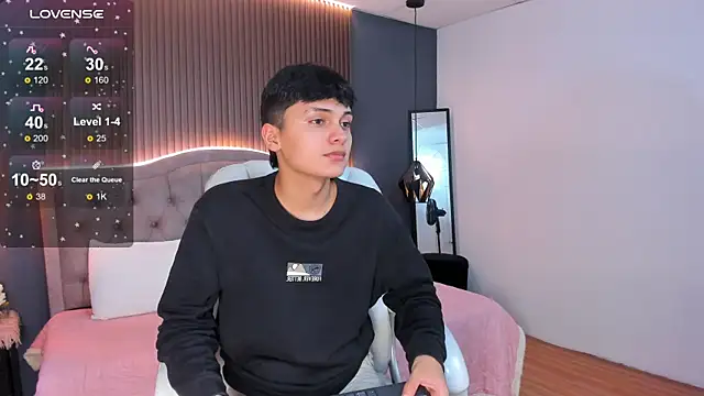 Maxii18  online show from 11/08/25, 07:23