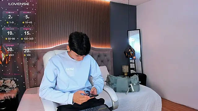 Maxii18  online show from 11/11/25, 07:03