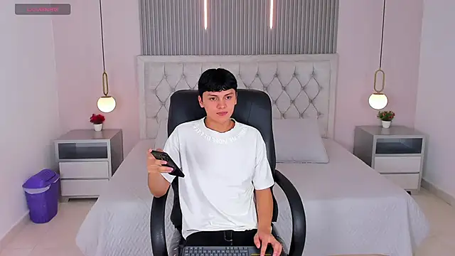 Maxii18  online show from 12/15/25, 06:45