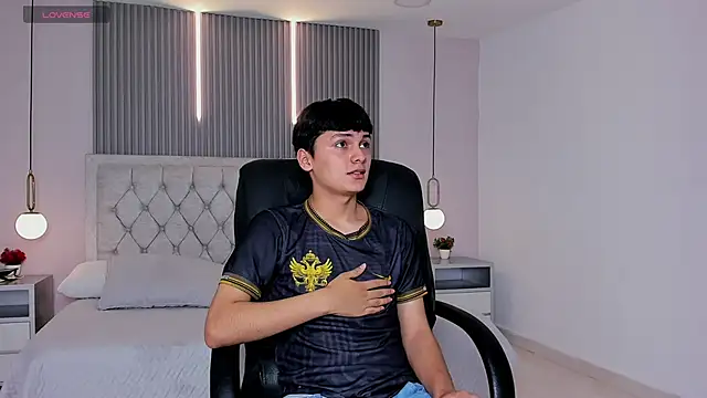 Maxii18  online show from 12/16/25, 06:46