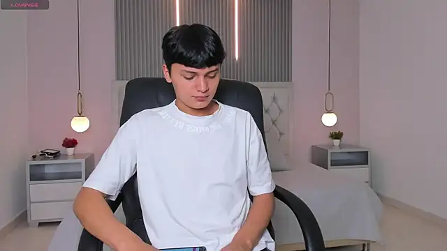 Maxii18  online show from 12/19/25, 06:15