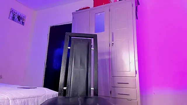 Snapshot of briana_hot03 chatting on 11/27/25, 06:21 briana hot03 online show from 11/27/25, 06:21