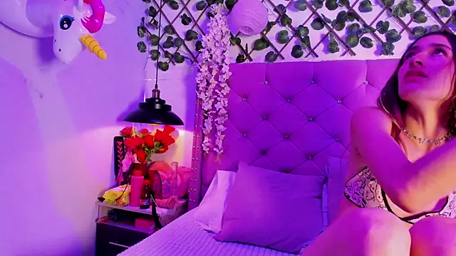 Snapshot of Violet-Storm- chatting on 10/24/25, 08:38 Violet-Storm- online show from 10/24/25, 08:38