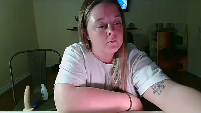 Snapshot of Artgirlie31 chatting on 11/12/25, 04:46 Artgirlie31 online show from 11/12/25, 04:46