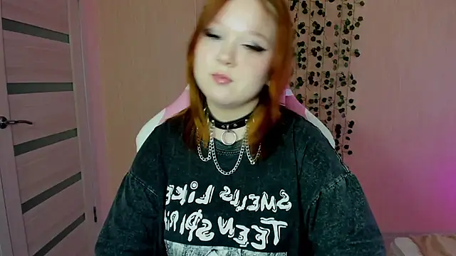 Snapshot of Lovly_Vixen chatting on 10/25/25, 08:33 Lovly Vixen online show from 10/25/25, 08:33