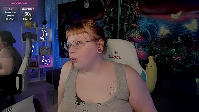 Snapshot of LottieReed chatting on 11/06/25, 01:56 LottieReed online show from 11/06/25, 01:56