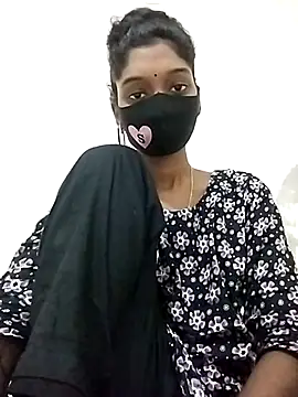 Snapshot of Tushi-10 chatting on 12/17/25, 11:33 Tushi-10 online show from 12/17/25, 11:33