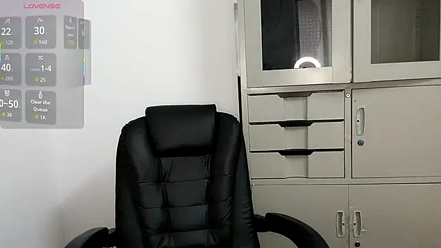 Snapshot of Ella-61 chatting on 10/31/25, 12:22 Ella-61 online show from 10/31/25, 12:22