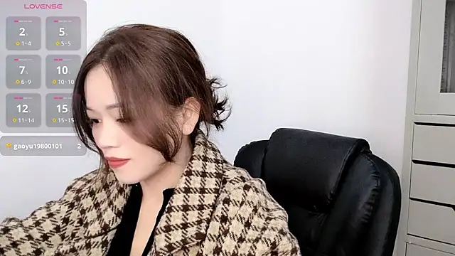 Snapshot of Ella-61 chatting on 11/05/25, 12:54 Ella-61 online show from 11/05/25, 12:54