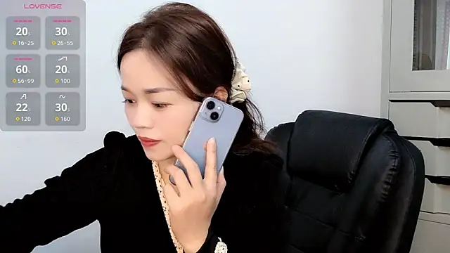 Snapshot of Ella-61 chatting on 11/06/25, 01:17 Ella-61 online show from 11/06/25, 01:17