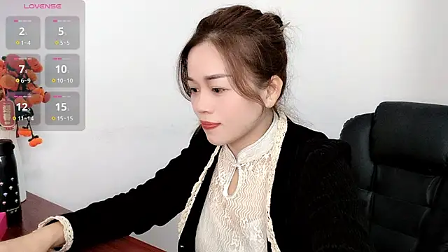 Snapshot of Ella-61 chatting on 11/07/25, 12:43 Ella-61 online show from 11/07/25, 12:43