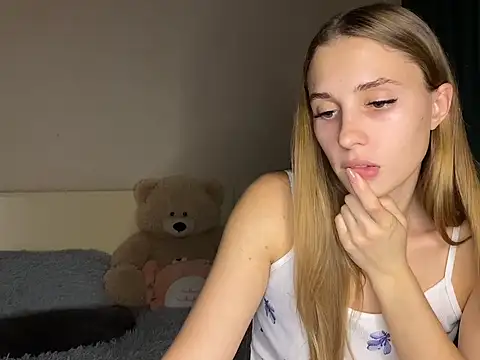 Snapshot of little-girl05 chatting on 10/28/25, 08:00 little-girl05 online show from 10/28/25, 08:00