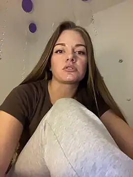 EllaMoonlight online show from 10/28/25, 04:20