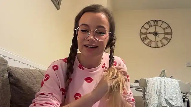 Snapshot of lolatheangel chatting on 12/16/25, 08:03 lolatheangel online show from 12/16/25, 08:03