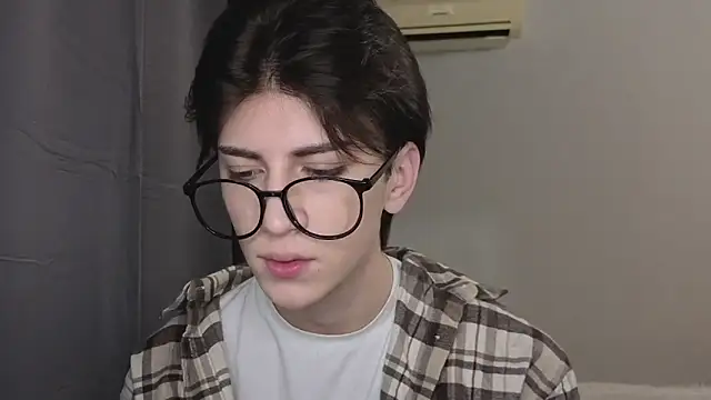 Oliver star boy  online show from 11/12/25, 06:41