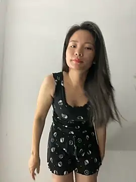 Bee Yellow00 online show from 10/29/25, 05:14