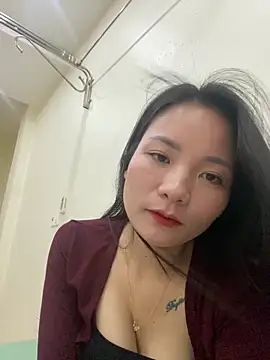 Bee Yellow00 online show from 10/31/25, 04:35