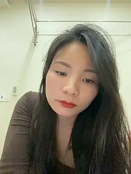 Bee Yellow00 online show from 12/15/25, 04:39