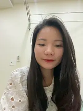 Bee Yellow00 online show from 12/23/25, 06:00