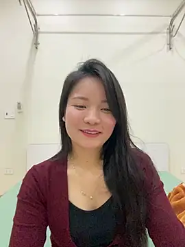 Bee Yellow00 online show from 02/25/26, 05:06