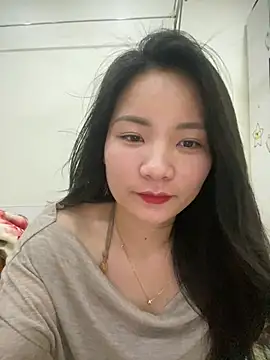 Bee Yellow00 online show from 03/23/26, 04:27