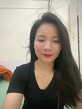 Bee Yellow00 online show from 04/16/26, 05:30