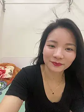 Bee Yellow00 online show from 05/18/26, 04:18
