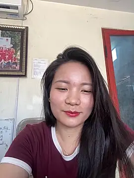 Bee Yellow00 online show from 05/26/26, 04:19