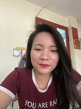 Snapshot of Bee_Yellow00 chatting on 06/23/26, 04:54 Bee Yellow00 online show from 06/23/26, 04:54