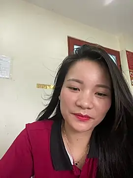 Snapshot of Bee_Yellow00 chatting on 06/30/26, 04:24 Bee Yellow00 online show from 06/30/26, 04:24