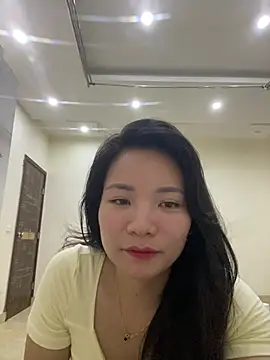Snapshot of Bee_Yellow00 chatting on 07/19/26, 12:25 Bee Yellow00 online show from 07/19/26, 12:25