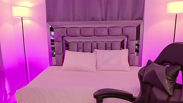 Bella Clark2 online show from 10/31/25, 02:45