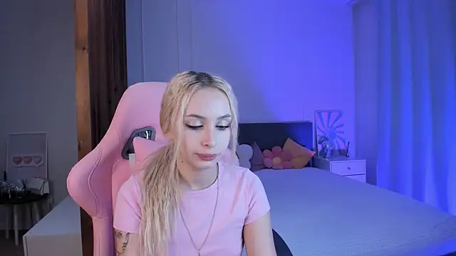 Snapshot of LanaYoung18 chatting on 11/30/25, 04:27 LanaYoung18 online show from 11/30/25, 04:27