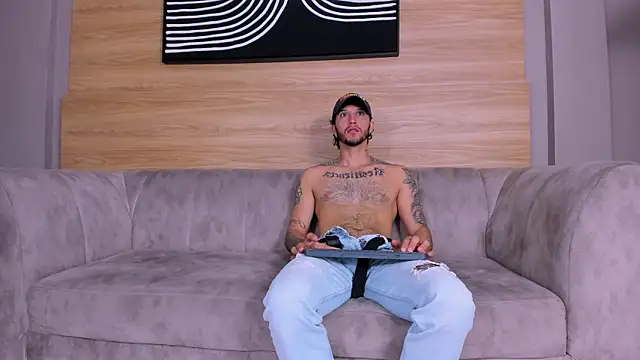 Snapshot of tonny__08 chatting on 10/25/25, 01:29 tonny 08 online show from 10/25/25, 01:29