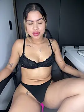 Snapshot of Alanna-foxx chatting on 11/14/25, 04:00 Alanna-foxx online show from 11/14/25, 04:00