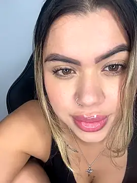 Snapshot of Alanna-foxx chatting on 11/22/25, 04:00 Alanna-foxx online show from 11/22/25, 04:00