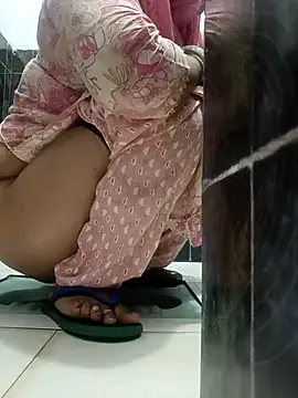 Snapshot of Best_couple2001 chatting on 11/01/25, 01:29 Best couple2001 online show from 11/01/25, 01:29