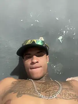 Snapshot of Guilps chatting on 10/25/25, 01:46 Guilps online show from 10/25/25, 01:46