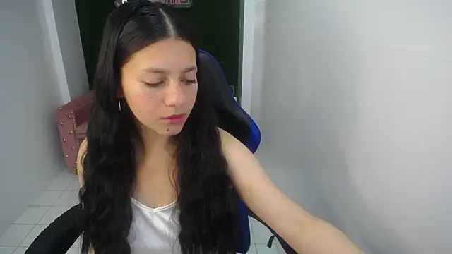 Snapshot of velvetvixen_t chatting on 10/27/25, 12:31 velvetvixen t online show from 10/27/25, 12:31