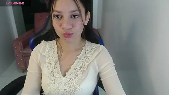 Snapshot of velvetvixen_t chatting on 11/10/25, 12:59 velvetvixen t online show from 11/10/25, 12:59