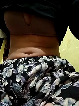 Snapshot of Cutey_neha07 chatting on 10/25/25, 12:18 Cutey neha07 online show from 10/25/25, 12:18