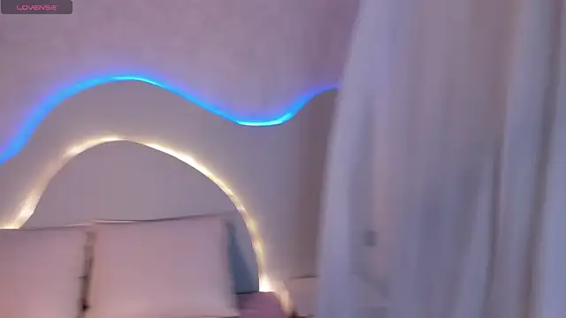 EmiliClarke online show from 01/13/26, 07:41