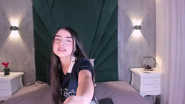 EmiliClarke online show from 04/07/26, 11:32