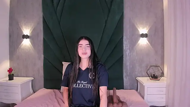 EmiliClarke online show from 04/15/26, 11:28